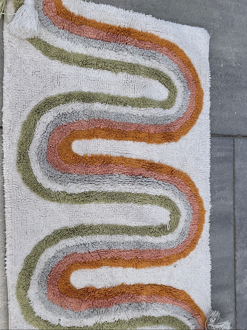 Boho Wavy Tufted Rug — White with Olive, Rust & Dusty Pink